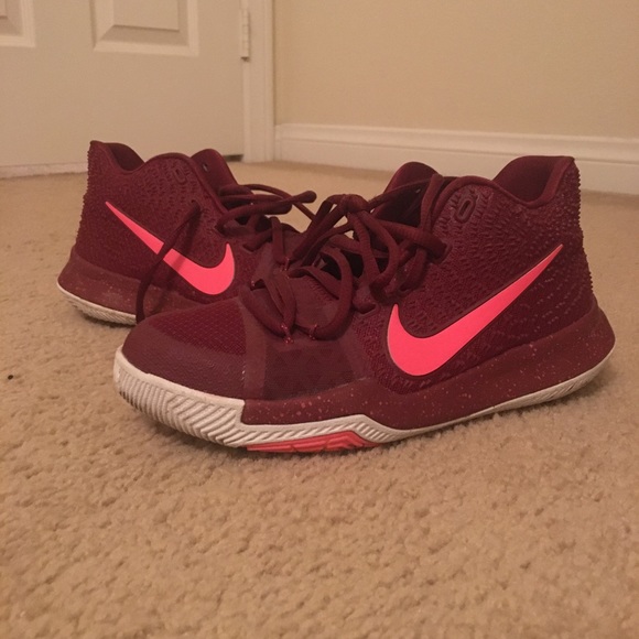 Kyrie 3 Team Red - Picture 1 of 5